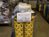 un chariot sur lequel est accrochée une pancarte, dans un entrepôt