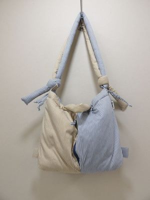 un sac rayé bleu et blanc accroché au mur
