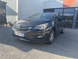une Opel noire garée devant un immeuble