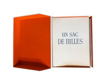 an orange box with a book inside of it that says un sac de billes