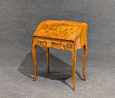 une image représentant un petit bureau en bois muni d'un tiroir