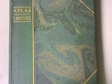 un vieux livre à la couverture verte posé sur une table blanche