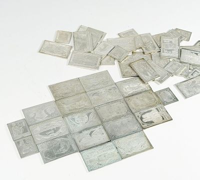 un tas de vieilles pièces d'argent posées sur une surface blanche