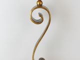 lampe de table en laiton avec un pied en marbre et un abat-jour en verre noir