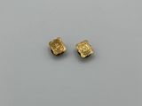 une paire de boucles d'oreilles en or ornées d'une tête de lion