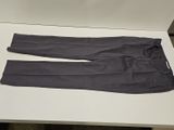 un pantalon gris posé sur une table blanche