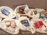 de nombreux sacs de nourriture posés sur une table