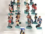 de nombreuses figurines exposées sur une table