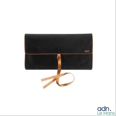 Le portefeuille long est noir et est orné d'un ruban marron.