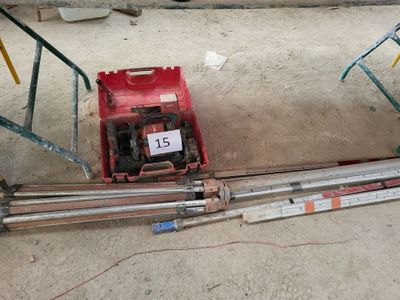 une photo d'un chantier de construction avec des outils posés par terre