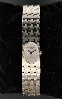 CHRISTIAN DIOR Paris. Montre bracelet de dame en métal argenté, cadran