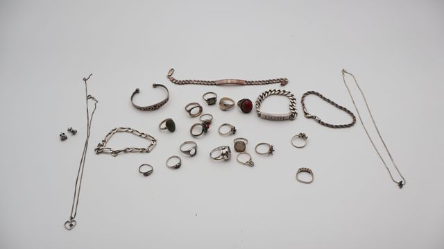 Lot de bijoux en argent et divers. Poids brut d’argent : 117,98gr...