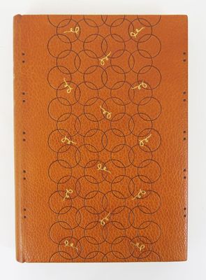 un carnet en cuir marron orné d'un motif sur la couverture