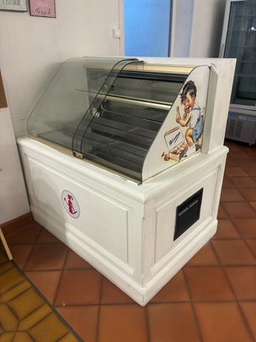 Vitrine chocolat ancienne service avant à deux coulissants, group...
