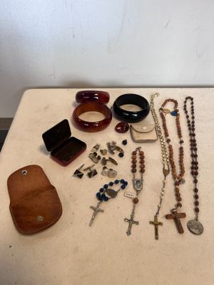 une table sur laquelle sont posés de nombreux bijoux