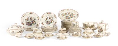 de nombreux types de plats et de bols en porcelaine sur la table