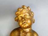 une statue en or représentant un homme portant une cravate