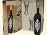 une bouteille de vin et un verre dans un coffret