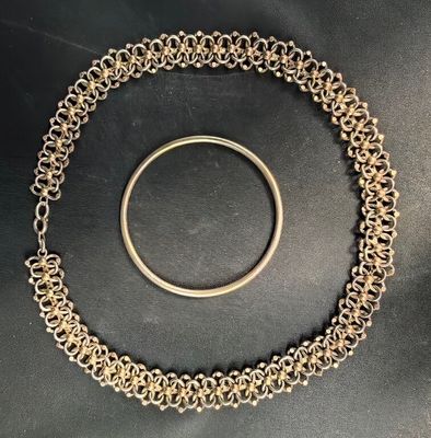 un gros plan d'un bracelet et d'une bague posés sur une table