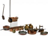 de nombreux types de casseroles et de poêles sur la table