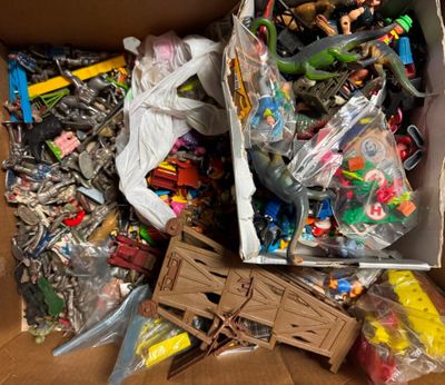 une boîte remplie de jouets et d'autres objets divers