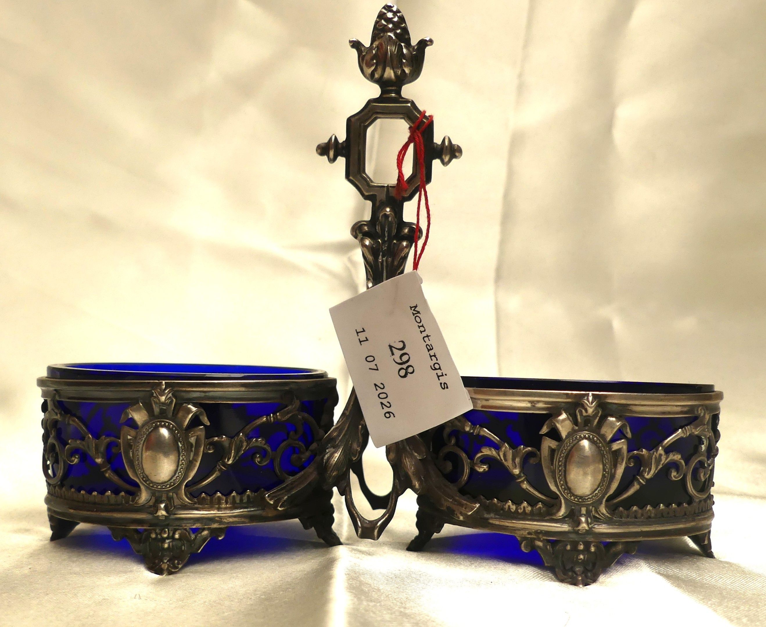 FRAY FILS, PARIS, 1875-1891 Paire Salerons en argent avec ses verrines en cristal bleu à décor d'enroulement, feuilla...
