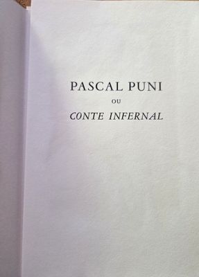 un livre blanc avec des inscriptions noires, posé sur une table
