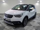 la voiture blanche est garée dans une grande pièce au sol en damier