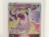 un gros plan d'une carte Pokémon sur fond blanc