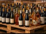 de nombreuses bouteilles de vin posées sur une palette en bois