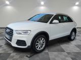 un SUV Audi blanc garé dans une grande pièce