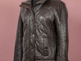 une veste en cuir marron sur un mannequin, un mannequin, un mannequin, un mannequin, un mannequin, un mannequin, un mannequin, un mannequin, un mannequin, un mannequin, un mannequin, un mannequin, un mannequin, un mannequin, un mannequin, un mannequin, un mannequin, un mannequin, un mannequin, un mannequin, un mannequin, un mannequin, un mannequin, un mannequin, un mannequin, un mannequin, un mannequin, un mannequin, un mannequin, un mannequin, un mannequin, un mannequin,