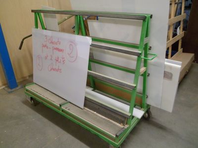 un chariot vert avec un panneau dessus dans une pièce