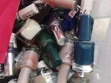 de nombreux flacons de vernis à ongles dans un récipient en plastique