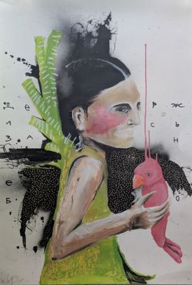 un tableau représentant une femme tenant un oiseau rose dans la main