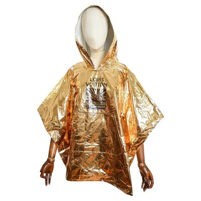 un mannequin vêtu d'un ponchle doré