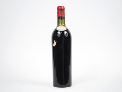 gros plan d'une bouteille de vin sur fond blanc