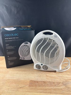 un radiateur soufflant blanc posé sur une table en bois