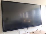 un téléviseur à écran plat fixé au mur d'une pièce