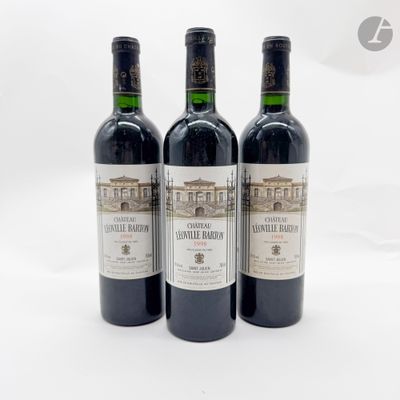 trois bouteilles de vin rouge posées sur une table blanche