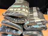une pile de sacs emballés posée sur une table