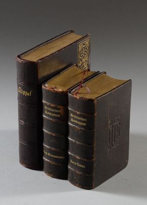 deux vieux livres posés l'un sur l'autre sur une table