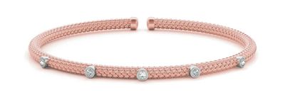 un bracelet en or rose serti de diamants sur fond blanc
