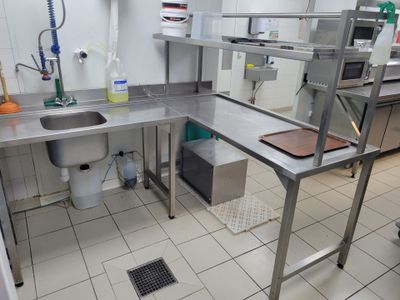 une cuisine équipée d'un évier, d'une cuisinière et d'autres appareils électroménagers