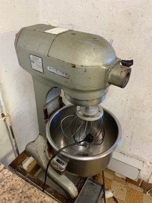 un mixeur posé sur un plan de travail dans une cuisine