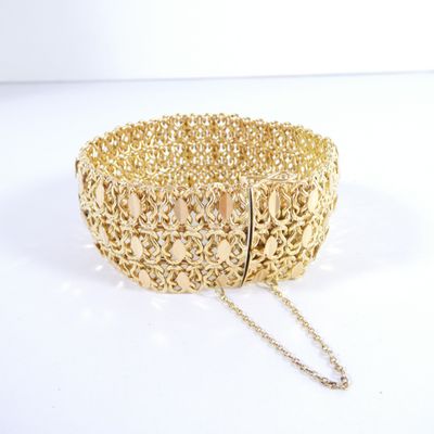 bracelet en filigrane d'or avec une chaîne sur fond blanc