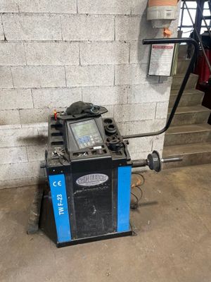 a machine that is sitting on the ground next to a wall