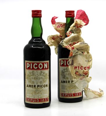 deux bouteilles d'alcool posées l'une à côté de l'autre sur une table