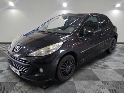 la photo d'une petite voiture noire garée dans un garage