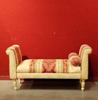 Petite banquette à pieds tournés laqué et gainé de tissu. (photo 2)